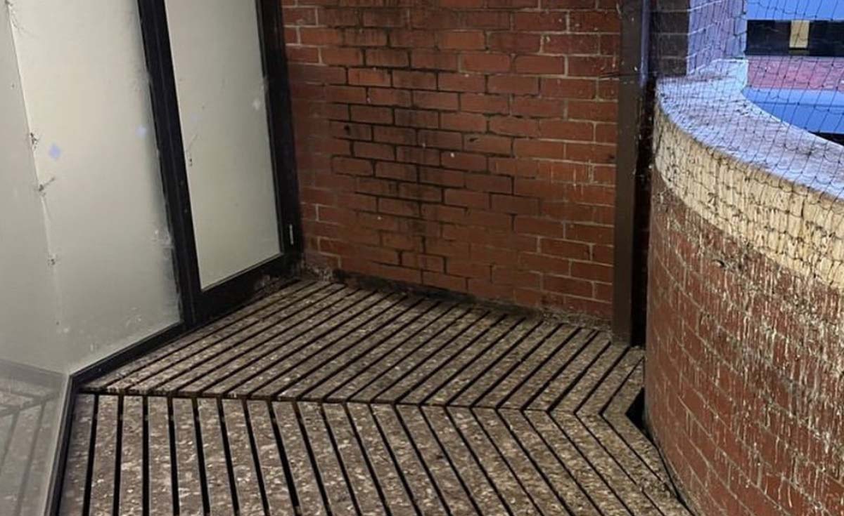 Bird dropping clean-up and disinfection services by Network Pest Control in Geelong - before